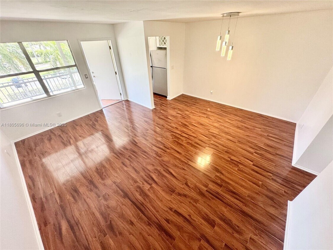 Foto principal - 300 Layne Blvd