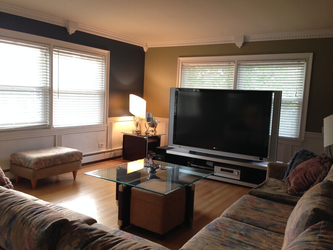 Large living room - lots of natural sunlight - 6801 North Ozark Avenue