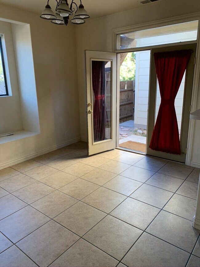 Foto del edificio - 1461 E Turney Dr