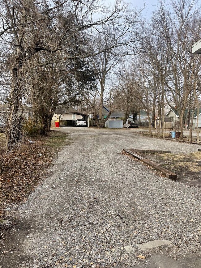 Building Photo - Gorgeous 3 Bedroom 2 Bath Home with a Larg...