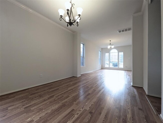 Building Photo - 303 N Carriage Hills Dr