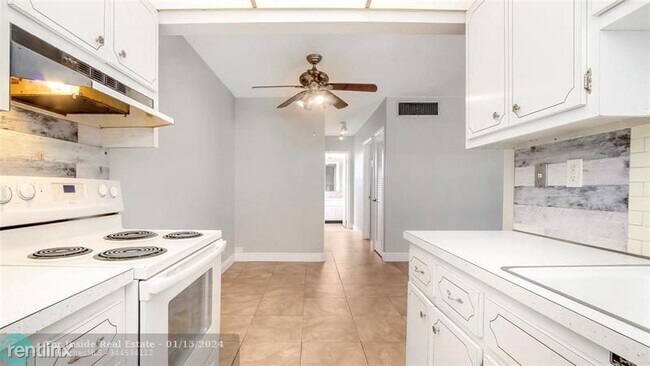 Building Photo - 1 br, 1 bath House - 1855 Plunkett St Apt 403