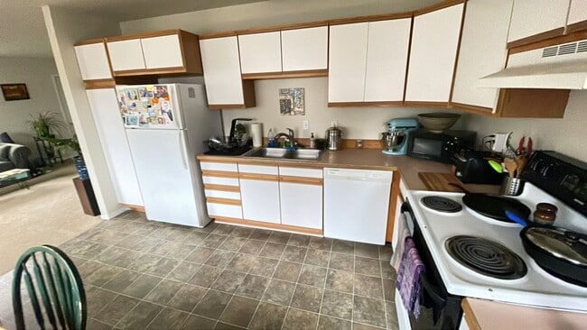 Building Photo - Bright and spacious 2 bedroom home!