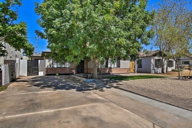 Building Photo - 4 Bed, 3 Bath, stunning home, located in t...