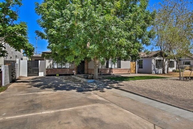Foto del edificio - 4 Bed, 3 Bath, stunning home, located in t...