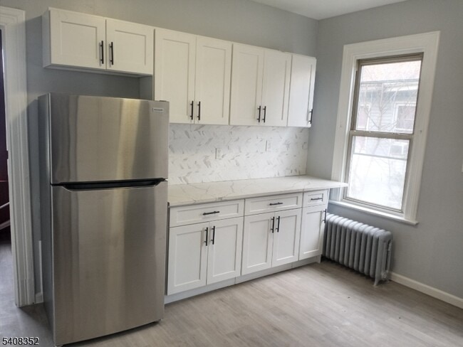 Building Photo - 32 Vreeland Ave