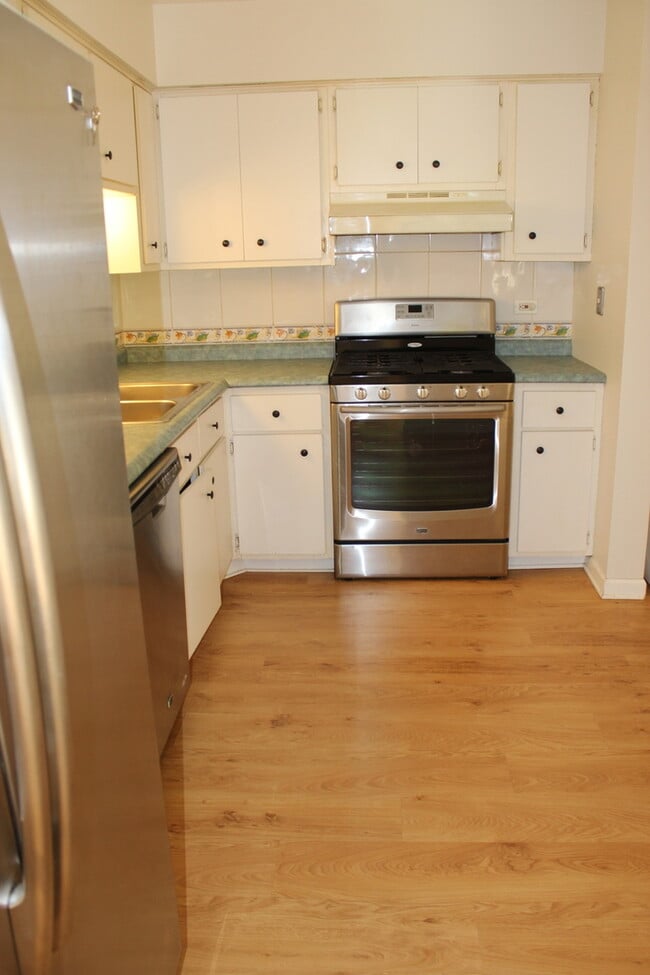 Building Photo - 6443 Clarendon Hills Rd