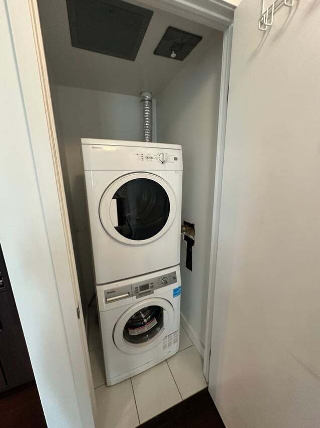 Photo du bâtiment - Flex Room - York St & Bremner Blvd