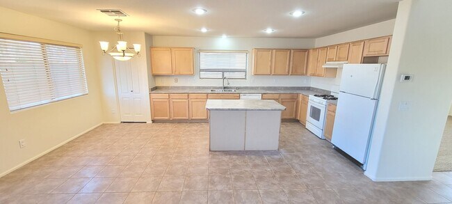 Building Photo - Circle Cross