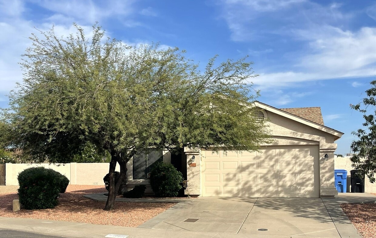 Foto principal - Beautiful 3 Bed / 2 Bath Home in Prime Loc...