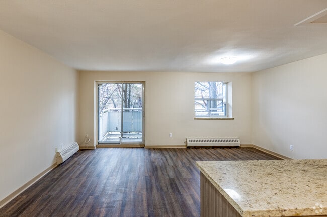 1BR1BA - 21 Park Boulevard