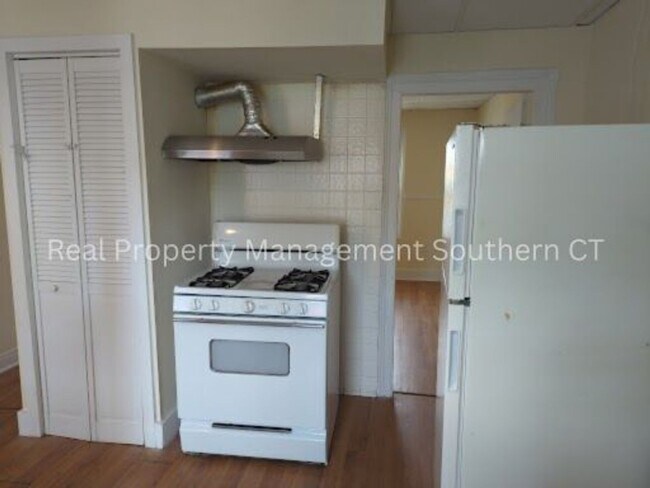 Building Photo - 2 bed and 1 bath Apartment for Rent in Bri...