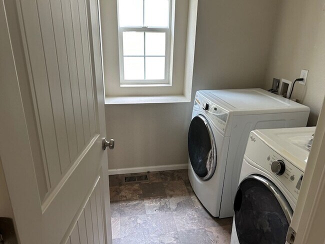 Building Photo - 4 bedroom 3 bathroom house AVAILABLE in Co...