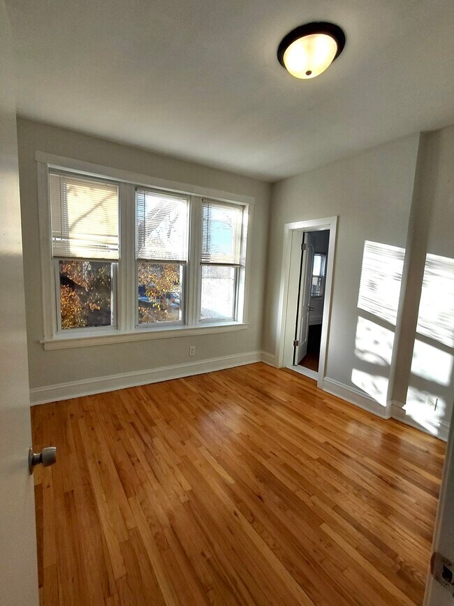 Foto del edificio - 1255 N Harding Ave