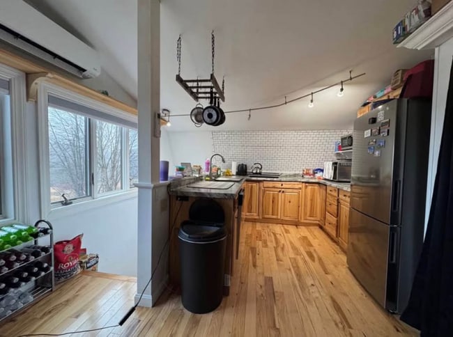 Building Photo - 18 Old Hollis Rd