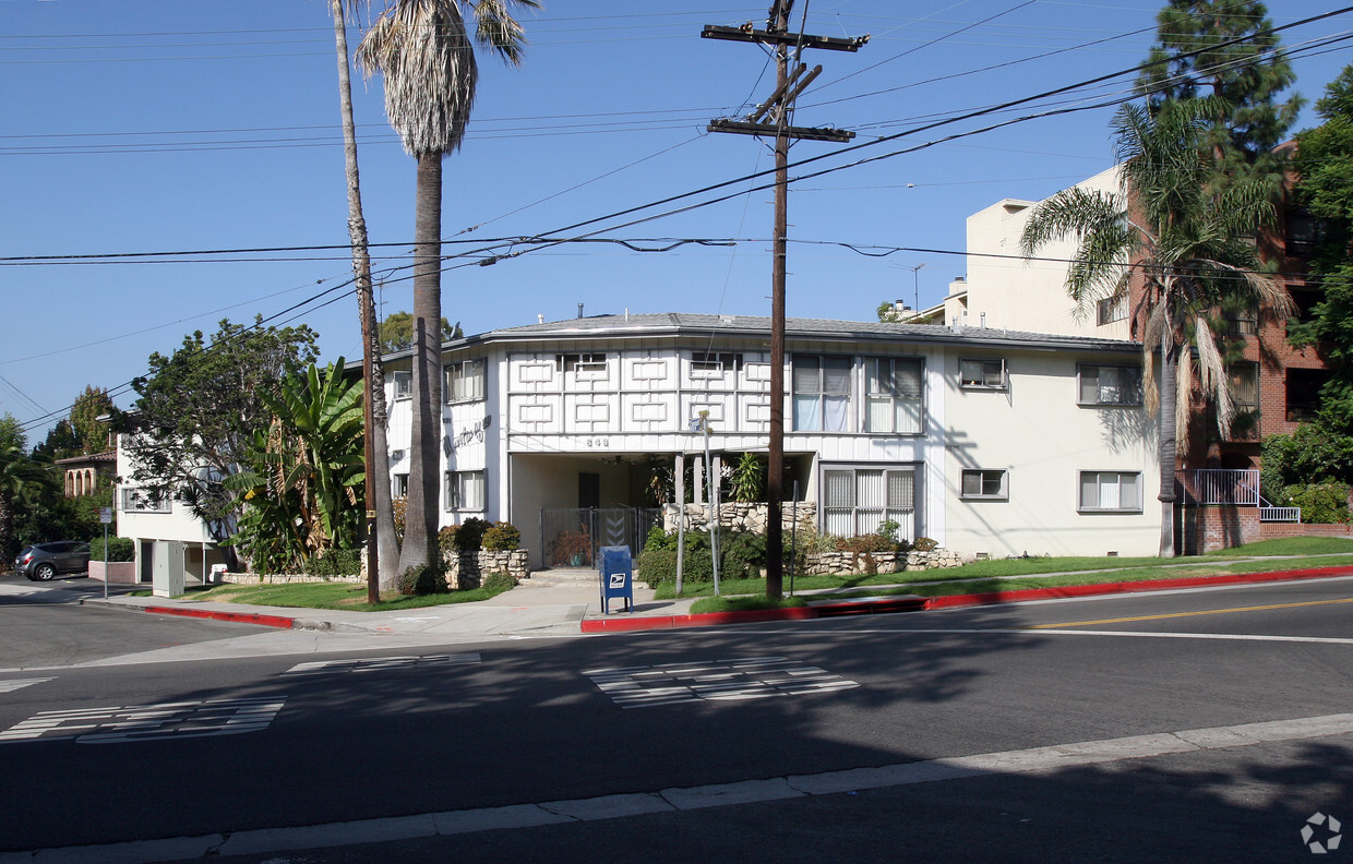 Primary Photo - 649 S Barrington Ave
