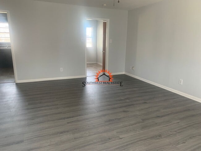 Building Photo - Beautiful 3 bedroom 2 bath home with a 1 car garage.available 4/1/25