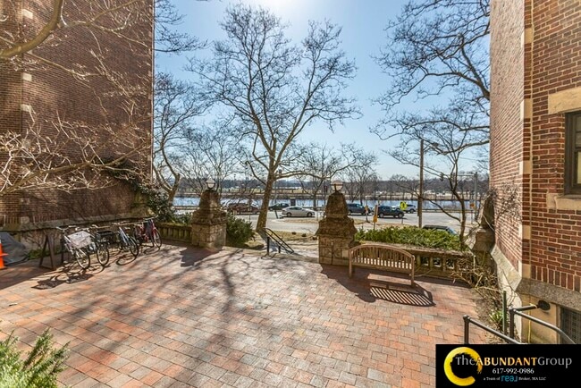 Building Photo - 993 Memorial Dr