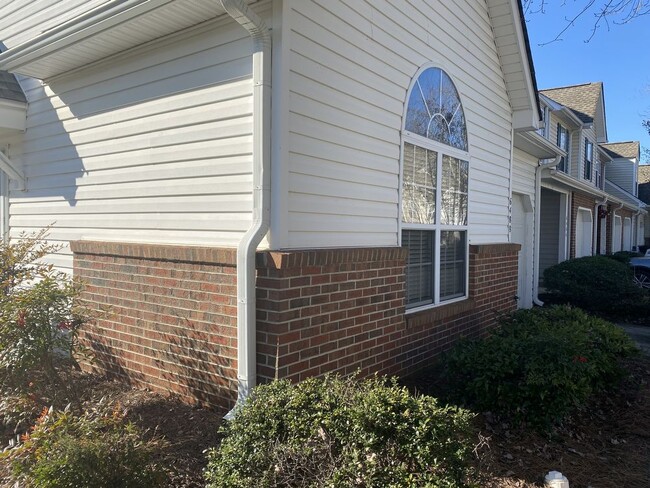 Building Photo - Swanky Townhouse