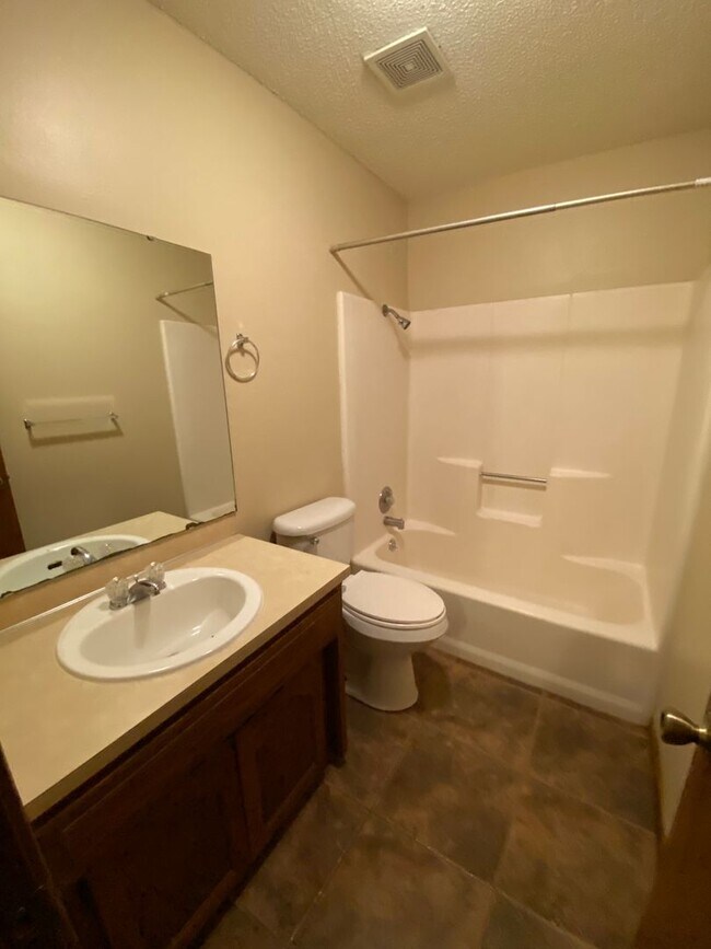 Foto del edificio - 2 bedroom 1.5 bath Townhome in a great location!