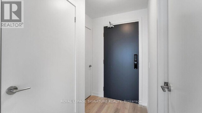 Building Photo - 405 Dundas St W