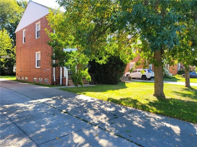 Building Photo - 255 E 250th St