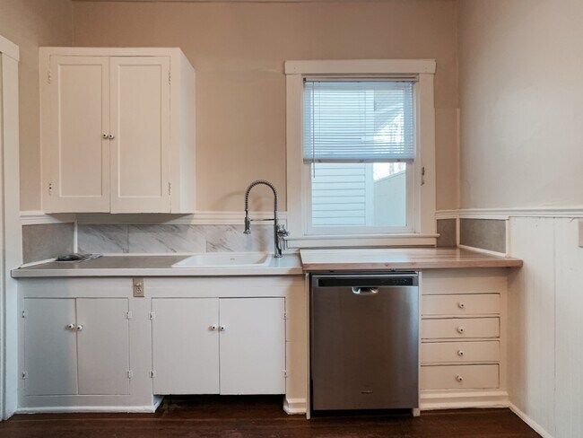Kitchen - 333 NW 17th Ave