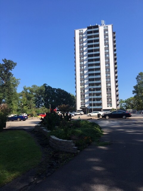 Building Photo - 1800 Roundhill Rd