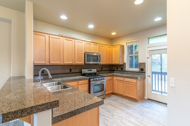 Building Photo - TROUTDALE-EDGEFIELD STUNNER!!! END UNIT TO...