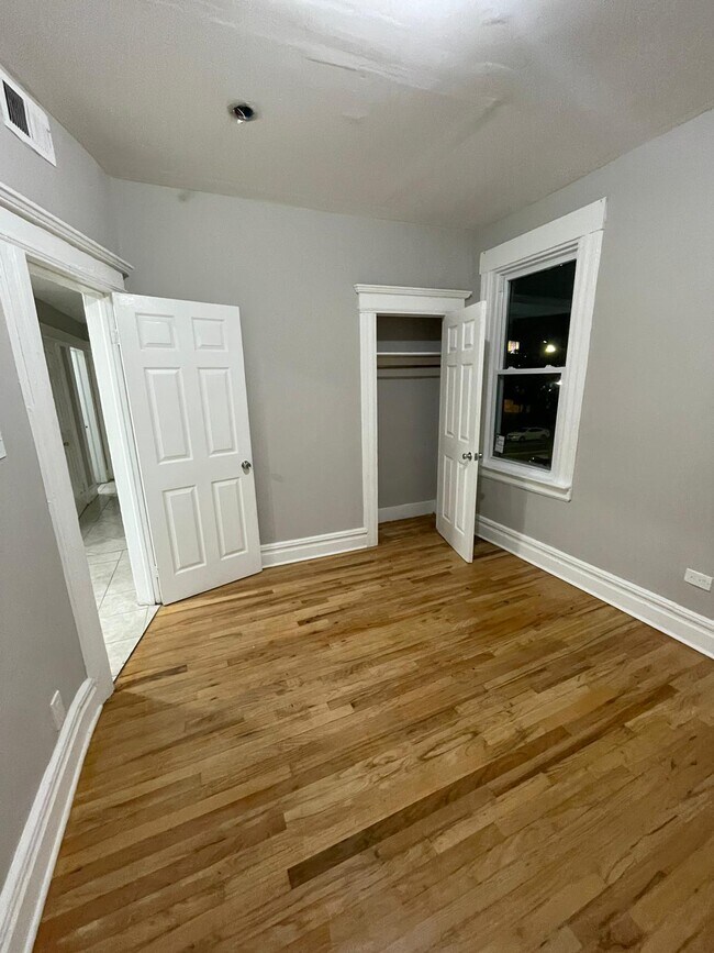 Foto del edificio - 329 Elizabeth Ave