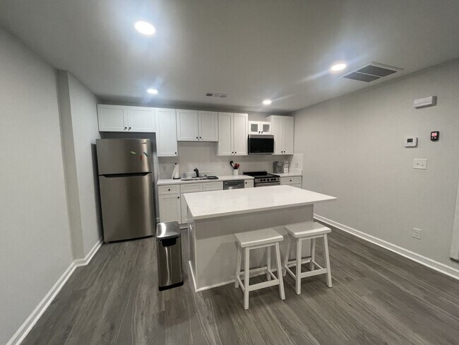 Foto del edificio - SPACIOUS COTTAGE FOR LEASE - AVAILABLE NOW!