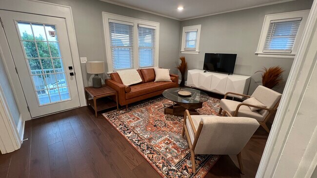 Sala de estar - 3044 Minot Ave
