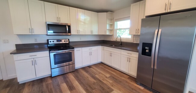 Building Photo - Spacious 2 bed, 1 bath upgraded unit in Ka...