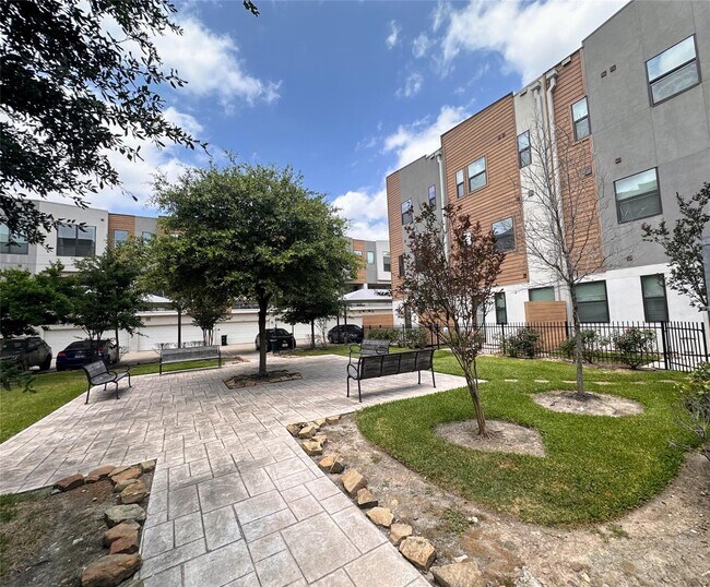 Foto del edificio - 2401 Crawford St