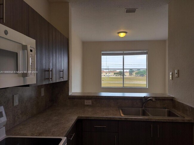 Foto del edificio - 17820 NW 73rd Ave