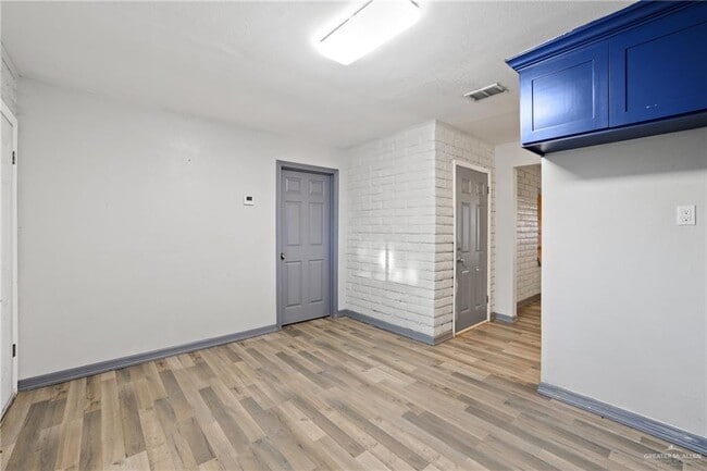 Building Photo - 303 S 26th St