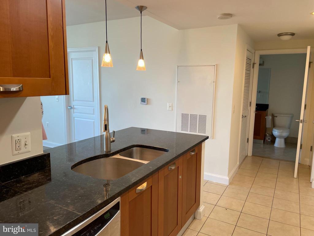 Primary Photo - 2451 Midtown Ave