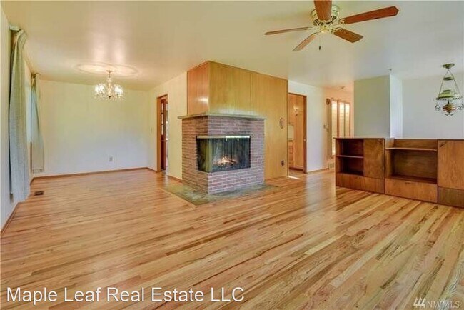Foto del edificio - 3 br, 2 bath House - 12010 38th Ave NE