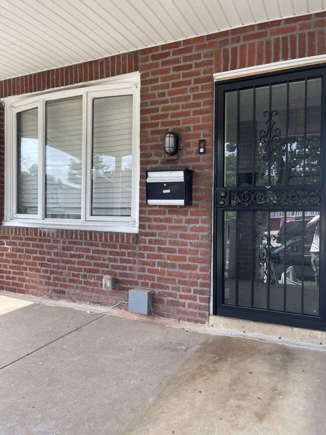 Building Photo - 534 Benner St