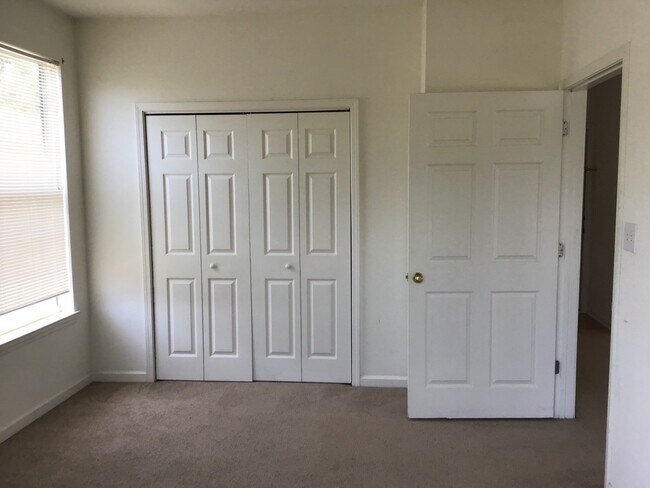 Foto del edificio - 1 Bedroom Unfurnished Condo in Fairways