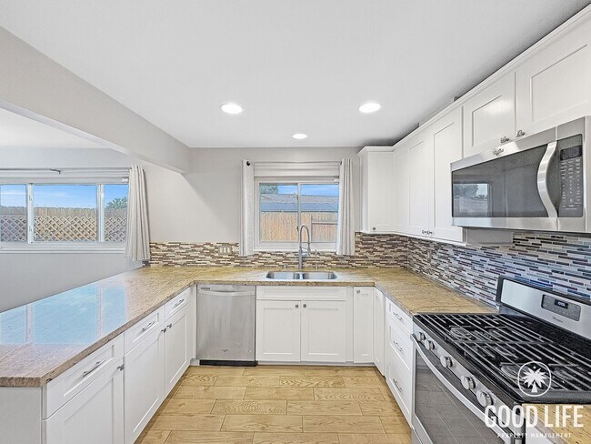 Foto del edificio - Modern 4-Bedroom Home with Spacious Yard in Prime Clairemont Location