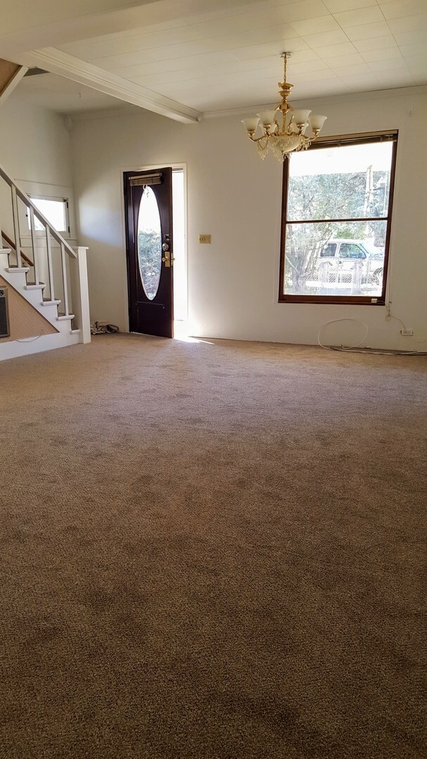 Building Photo - Three bedroom, 2 bath with high ceilings d...
