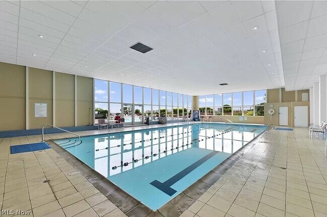 Foto del edificio - 12900 Lake Ave