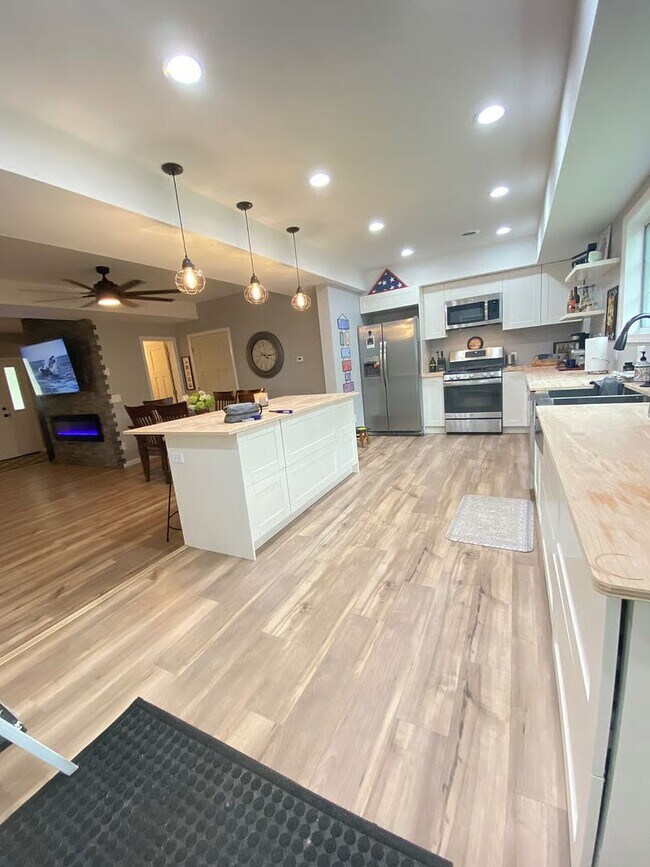 Foto del edificio - COMING SOON - Modern & Completely Renovate...