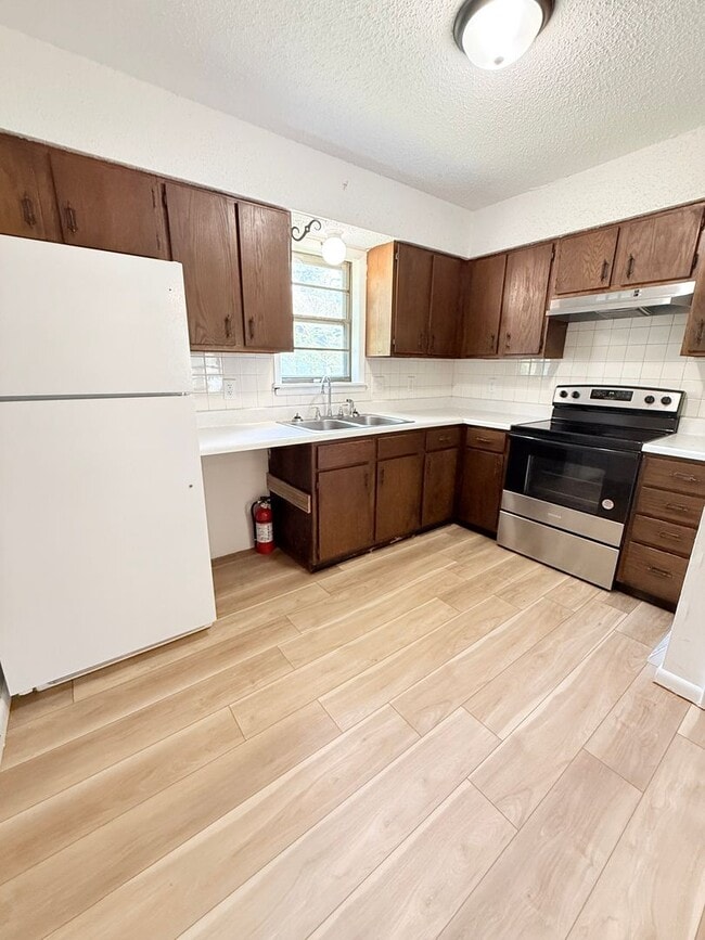 Building Photo - Spacious Home with Hardwood Floors