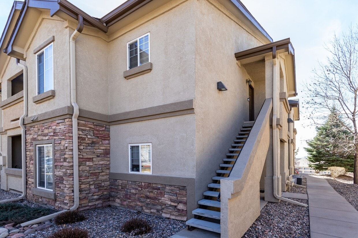 Beautiful upper-level condo in gated community!!! - Beautiful upper-level condo in gated community!!!