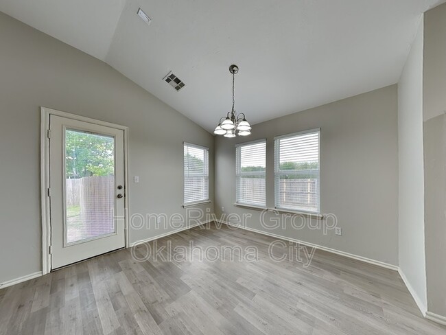 Building Photo - 2401 Poppy Ln