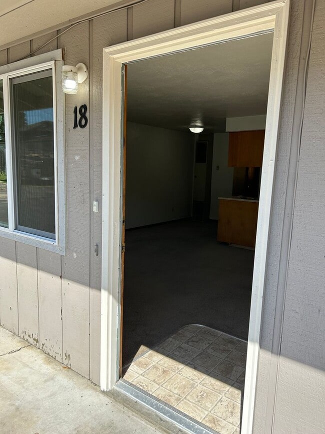 Building Photo - (906) Pioneer Street - 1 Bedroom / 1 Bathroom