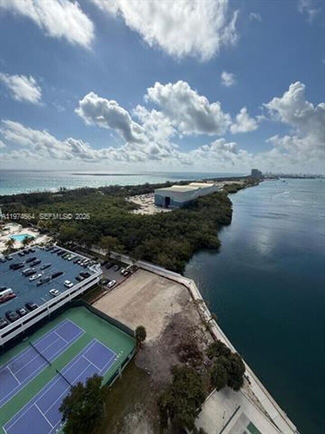 Foto del edificio - 300 Bayview Dr