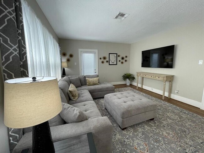 Foto del edificio - 1629 Castle Ct